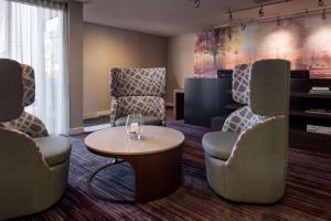 a waiting room with chairs and a table at Sonesta Select Los Angeles LAX El Segundo in El Segundo