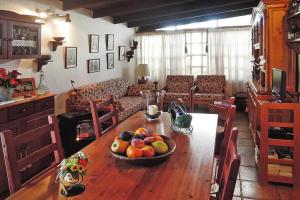 een kamer met een tafel met een fruitschaal erop bij holiday home Casa El Moral, Arico - La Sabinita in La Degollada