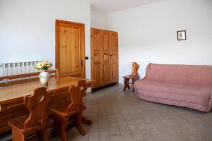 ein Wohnzimmer mit einem Sofa und einem Tisch in der Unterkunft Apartment in Lamporecchio with heating in Lamporecchio