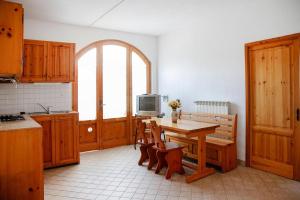 eine Küche mit einem Holztisch und einem TV in der Unterkunft Apartment in Lamporecchio with heating in Lamporecchio