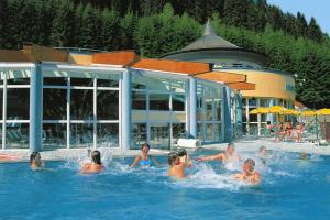 un grupo de personas en el agua en una piscina en Apartment in Filzmoos with a balcony, en Filzmoos