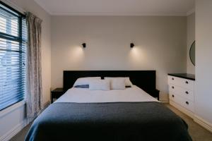 CardronaにあるCardrona Valley Escape - Cardrona Holiday Homeの大きなベッドと窓のある寝室