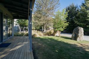 CardronaにあるCardrona Valley Escape - Cardrona Holiday Homeの大岩の家の出口