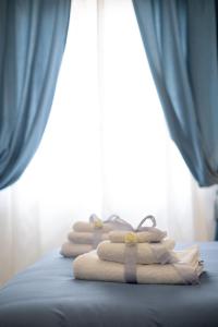 巴勒莫Scirocco House的床上放着一堆毛巾