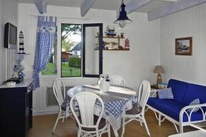 - une cuisine et une salle à manger avec une table et des chaises dans l'établissement Holiday Home, Portbail, à Portbail