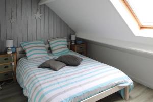 sypialnia z łóżkiem z 2 poduszkami w obiekcie Cottage, Saint Marcouf w mieście Saint-Marcouf