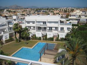 Una vista aérea de un edificio con piscina. en Apartamentos Fercamar Denia, en Denia