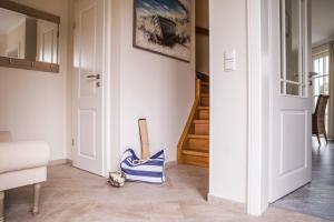 a room with a hallway with a door and two baseball bats at Holiday house, Fuhlendorf in Fuhlendorf