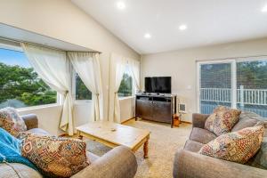 a living room with two couches and a coffee table at Harvey's Nedonna Nest in Rockaway Beach