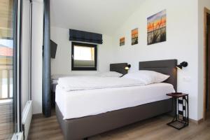 1 dormitorio con 1 cama grande con sábanas blancas en Chalet Chiemgau, Inzell, en Inzell