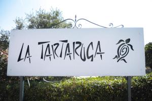 um sinal para um restaurante de tamarapa em Residence La Tartaruga Monte Petruso San Teodoro em San Teodoro