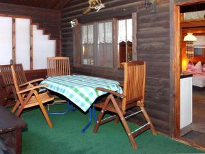 a dining room with a table and chairs in a cabin at Blockhouse Spreewald, Alt Zauche in Alt Zauche