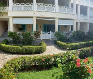 Zahrada ubytování La Dolce Vita Beachfront Apt 2