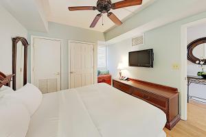 1 dormitorio con 1 cama y ventilador de techo en River View Condo A, en Wilmington