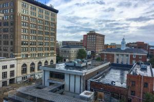 une vue aérienne sur une ville avec de grands bâtiments dans l'établissement Water Street Condos II, à Wilmington