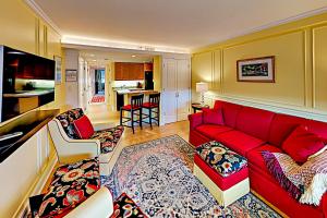 sala de estar con sofá rojo y cocina en Hiawassee W203 en Asheville