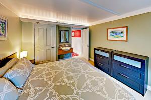 um quarto com uma cama grande e um lavatório em Hiawassee W203 em Asheville