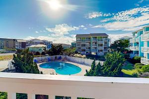 Πισίνα στο ή κοντά στο Cozy Carolina Beach Condo