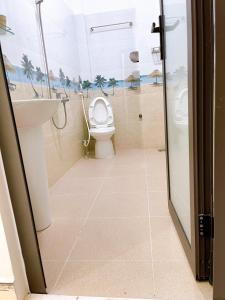 een badkamer met een toilet en een wastafel bij Xoài Xanh Hostel & Villa in Vung Tau
