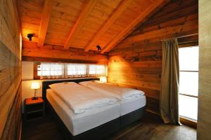Säng eller sängar i ett rum på Chalets Im Weidach, Leutasch