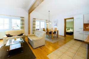 uma sala de estar com um sofá e uma mesa em Apartments home Vicky Appartements, Wildschönau-Niederau em Niederau
