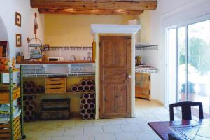 cocina con fogones y puerta abierta en Semi-detached house, Noves, en Noves