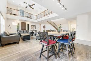 Un comedor y una sala de estar con mesa y sillas. en Westwing Retreat, en Peoria