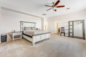 Un dormitorio con una cama y un ventilador de techo. en Westwing Retreat, en Peoria 41 fotos más