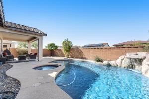 una piscina con cascada en un patio trasero en Westwing Retreat, en Peoria