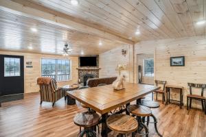 TV a/nebo společenská místnost v ubytování The Cozy Cabin