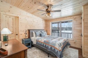 Postel nebo postele na pokoji v ubytování The Cozy Cabin