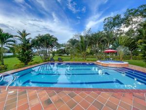 Bazén v ubytování Finca Turística Villa Natasha - Casa Campestre y Cabañas Villavicencio nebo v jeho okolí