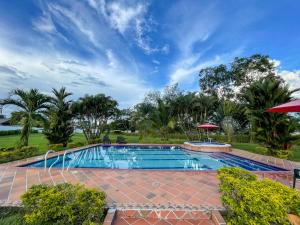 Piscina de la sau aproape de Finca Turística Villa Natasha - Casa Campestre y Cabañas Villavicencio