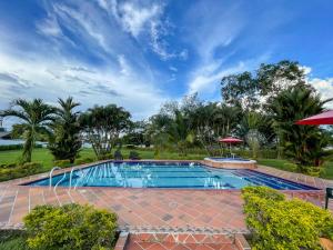 Bazén v ubytování Finca Turística Villa Natasha - Casa Campestre y Cabañas Villavicencio nebo v jeho okolí