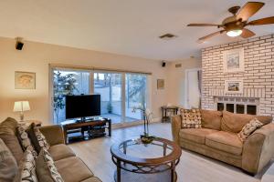 sala de estar con sofá y TV en Escape to Honeymoon Island en Clearwater