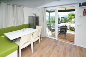 Foto da galeria de Caravan Park Kovacine, Cres em Cres