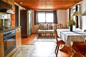 cocina con mesa y sofá en una habitación en Apartments Grafhube, Afritz-Verditz, en Innere Einöde