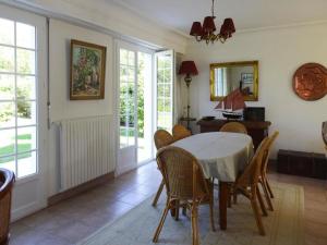 uma sala de jantar com mesa e cadeiras em Holiday home with private outdoor pool, Gouesnac"h em Gouesnach