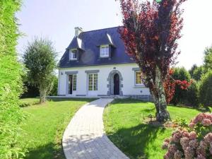 Photo de la galerie de l'établissement Holiday home with private outdoor pool, Gouesnac"h, à Gouesnach