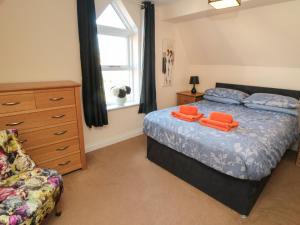um quarto com uma cama, uma cómoda e uma janela em Carisbrooke House, Apartment 6 em Scarborough