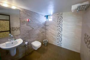 Ванная комната в SHANU'S SEASIDE INN - A Family-Run Guesthouse just 100 metres from Candolim Beach