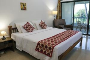 Кровать или кровати в номере SHANU'S SEASIDE INN - A Family-Run Guesthouse just 100 metres from Candolim Beach