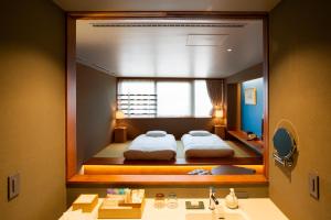 HOTEL AO KAMAKURA客房内的一张或多张床位