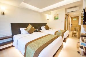 pokój hotelowy z 2 łóżkami w pokoju w obiekcie Commander Suites de Boracay w mieście Boracay