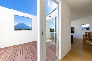 富士河口湖町にあるFrame View Mt.Fuji -east-の山々の景色を望むガラスのスライドドア付きの客室です。