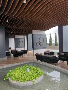 Μια τηλεόραση ή/και κέντρο ψυχαγωγίας στο Deena Suite at Troika ,Kota Bharu