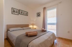 una camera con letto e finestra di Apartments Namoru Gradina a Vela Luka (Vallegrande)