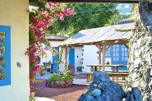 a garden with a picnic table and a bench at Finca in El Tanque with a patio in Tanque