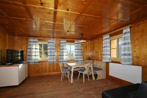 ein Esszimmer mit einem Tisch und Stühlen in einer Hütte in der Unterkunft Apartments, Tobadill in Tobadill