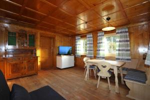 ein Esszimmer mit einem Tisch und Stühlen in einer Hütte in der Unterkunft Apartments, Tobadill in Tobadill